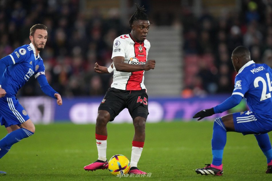 他在整个比 他在整个比