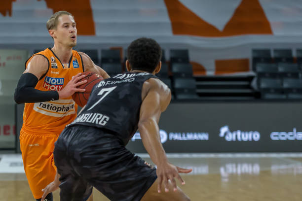 [中超]奥斯卡直塞禁区 武磊插上抽射得分.