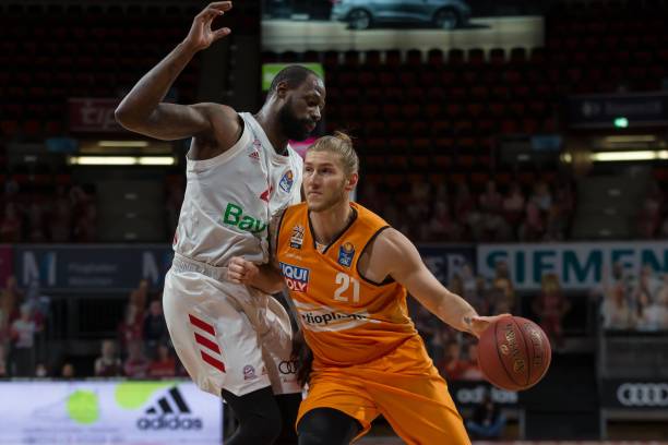 火箭给4年1亿遭拒！场均12+5要顶薪，首发打20场18胜，谢泼德替补不冤